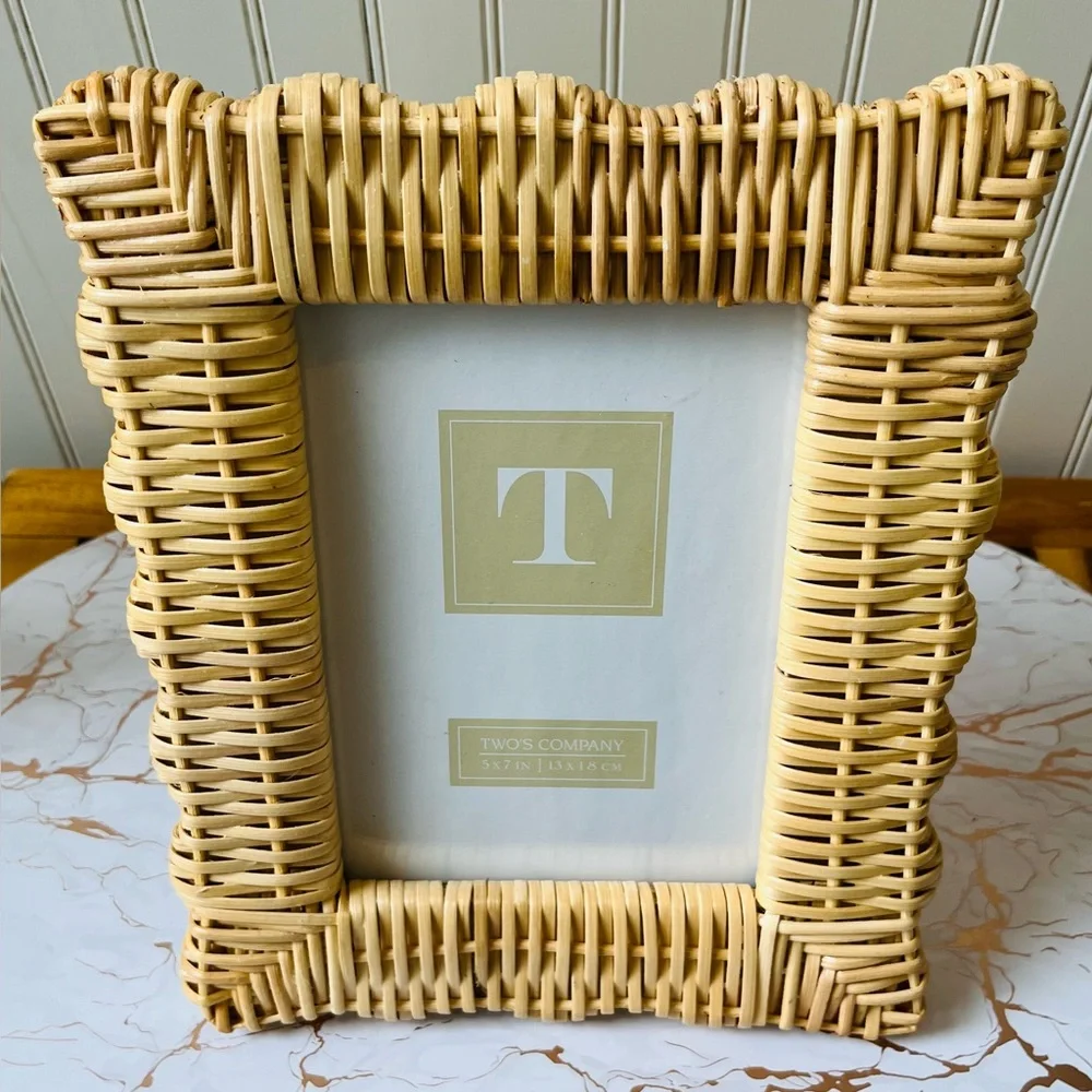 TWO’S COMPANY WICKER WEAVE PHOTO FRAMES | SET OF 2  | 5 x 7  & 4x6 | NEW - Picture 2 of 11